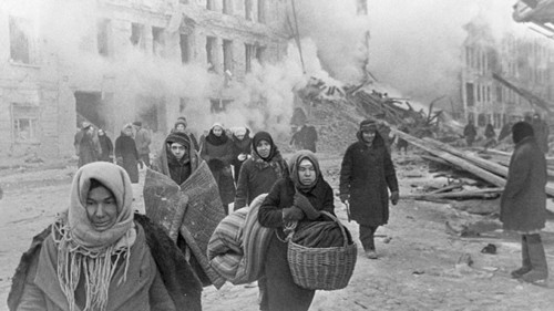 Người dân Leningrad rời khỏi những ngôi nhà sập vì bom của Không quân Đức trong chiến dịch bao vây thành phố vào năm 1941. Ảnh: RIA Novosti.