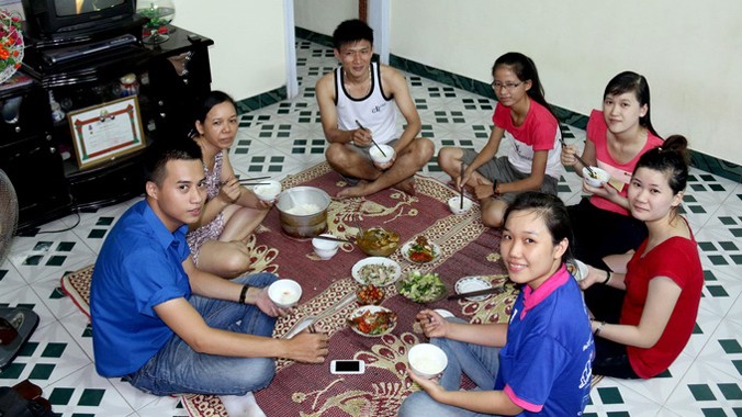 Người dân Huế đón thí sinh về nhà ăn, ở miễn phí theo mô hình “homestay”. Ảnh: Đ.T.A.