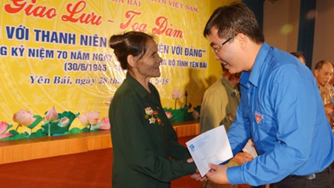 Đồng chí Nông Việt Yên, Bí thư Tỉnh đoàn tặng quà cho cựu TNXP có hoàn cảnh khó khăn trên địa bàn Tỉnh tại buổi giao lưu.