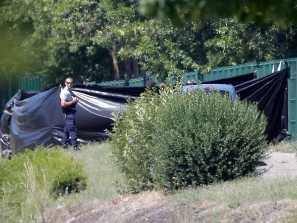 Cảnh sát đang khám xét hiện trường nơi xảy ra vụ tấn công ở Saint-Quentin-Fallavier, miền Đông Nam thành phố Lyon, Pháp. Ảnh: Maxime Jegat/EPA.