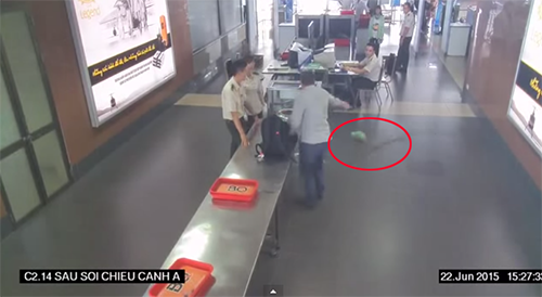 Hành vi bất hợp tác với nhân viên hàng không của hành khách Khôi được camera ghi lại. Ảnh: Sân bay Nội Bài.