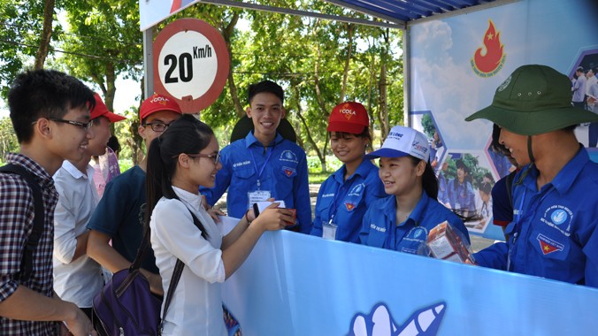 Sinh viên tình nguyện Học viện Nông nghiệp VN phát sữa và nước miễn phí cho thí sinh. Ảnh: Hồ Thu.