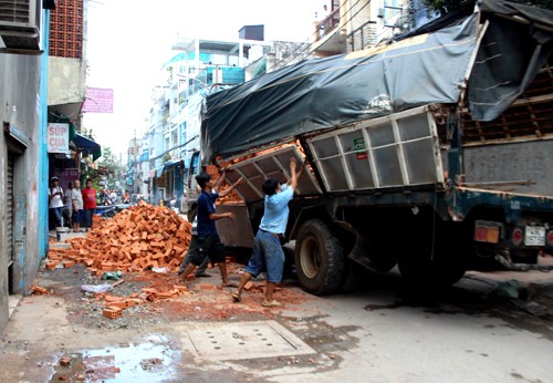 Chiếc xe tải chở gạch gặp sự cố trên đường Bùi Thị Xuân. Ảnh: Hải Thuận/ VnExpress