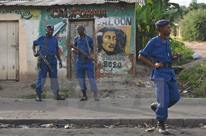 Lực lượng an ninh Burundi tuần tra duy trì an ninh tại khu vực người biểu tình phản đối Tổng thống ở thủ đô Bujumbura ngày 2/6. Ảnh: AFP/ TTXVN.