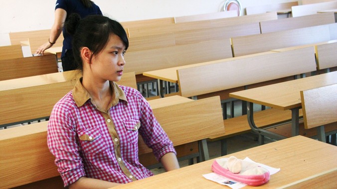 Một trong hai thí sinh hiếm hoi thi môn tiếng Trung tại cụm 26 do Đại học Huế tổ chức. Ảnh: Ngọc Văn.
