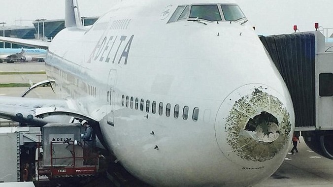 Những bức ảnh xuất hiện trên mạng xã hội cho thấy phần mũi và thân chiếc Boeing 747 chở 388 người bị méo khi bay xuyên mưa đá ở Trung Quốc.
