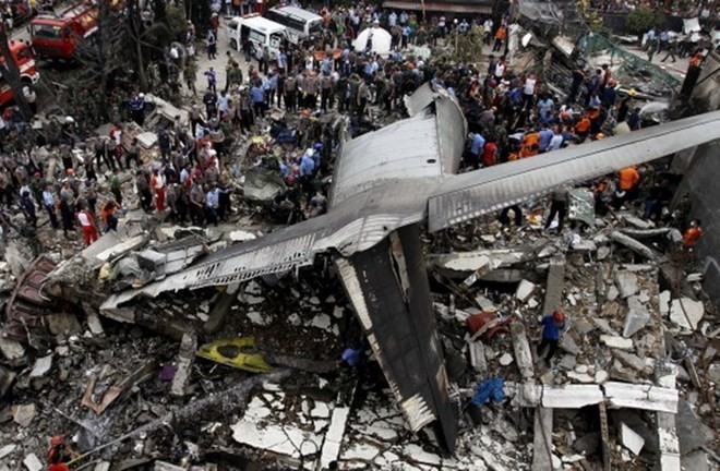 Hiện trường vụ rơi máy bay Hercules C-130. Nguồn: Reuters.