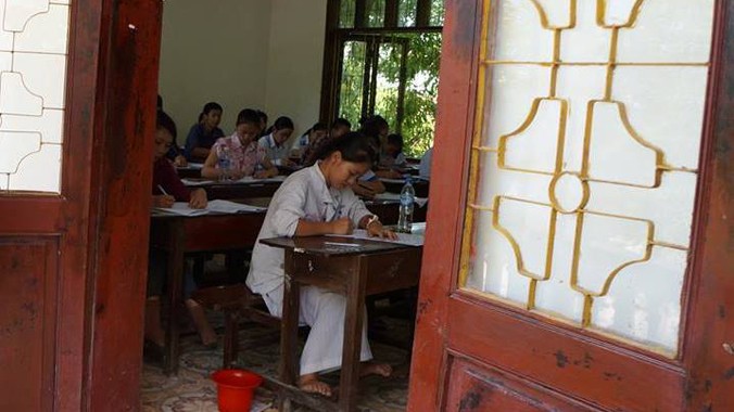 Thí sinh Bùi Thị Thủy ( áo trắng) đang làm bài thi môn Văn.