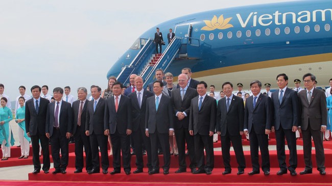 Thủ tướng Nguyễn Tấn Dũng và các thành viên Chính phủ, lãnh đạo UBND TP Hà Nội chụp ảnh lưu niệm với máy bay A350