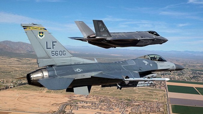 Tiêm kích F-35 (trên) bộc lộ nhiều điểm yếu khi đối mặt với F-16 (dưới). Ảnh: Air Force.