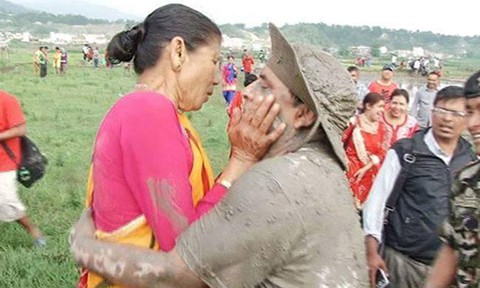Ông Parajuli ôm một phụ nữ trong Ngày hội cấy lúa quốc gia vào ngày 30/6. Ảnh: Nepali Times.