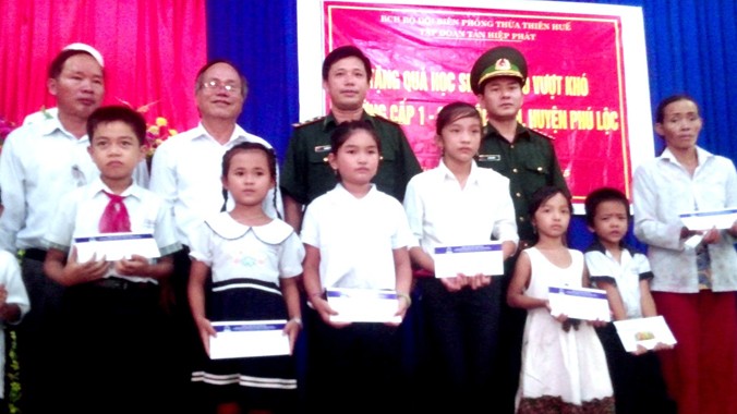Trao quà cho trẻ nghèo vùng bãi ngang Lộc Bình, huyện Phú Lộc (TT-Huế) chiều 3/7. 