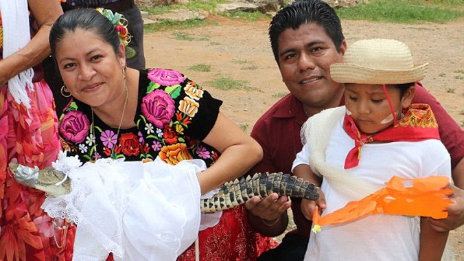 Thị trưởng Joel Vazquez Rojas, bên vợ con là người bình thường và cô vợ cá sấu mới cưới.
