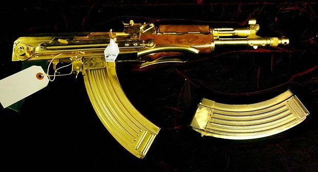 Khẩu AK-47 báng gấp mạ vàng của Saddam Hussein được trưng bày tại Cục Hải quan và Bảo vệ biên giới ở thành phố Atlanta, tiểu bang Georgia.