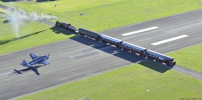 Gisborne là tên một phi trường nhỏ nằm ở khu ngoại ô phía tây của thành phố Gisborne thuộc vùng duyên hải phía đông của đảo North Island, New Zealand. Nó là một trong số vài sân bay trên thế giới có đường băng giao cắt với đường sắt.