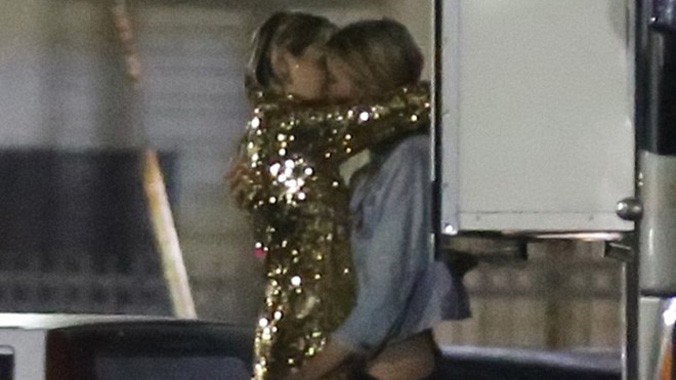 Miley Cyrus hôn say đắm cô bạn gái Stella Maxwell. Nguồn: DM.