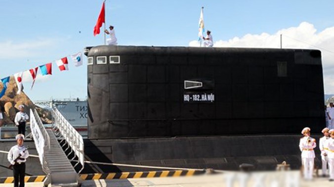 Thượng cờ trên tàu ngầm 182 Hà Nội. Ảnh: TTXVN.
