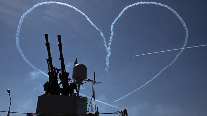 Chiến đấu cơ L-39 vẽ hình trái tim bằng khói trên bầu trời St. Petersburg, Nga trong triển lãm tuần trước. Ảnh: AP.
