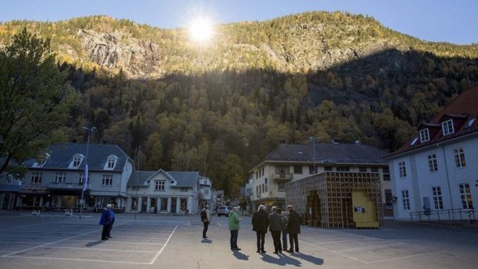 Rjukan là một thành phố công nghiệp nhỏ trong vùng Telemark, Na Uy. Nó nằm ở đáy một thung lũng sâu dưới dãy núi Gaustatoppen hùng vĩ.