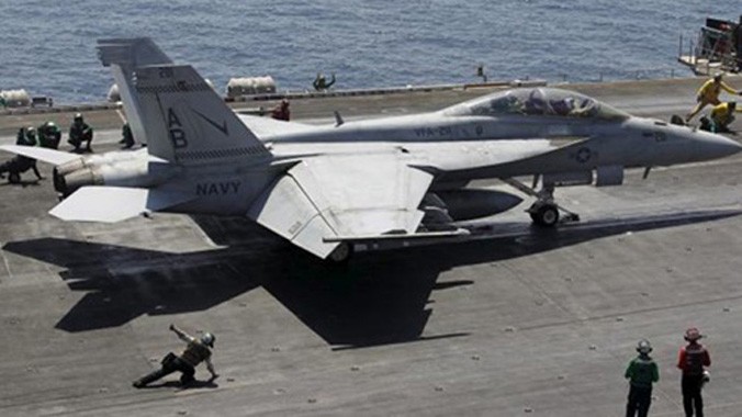 Chiến đấu cơ F/A-18E/F Super Hornet hôm 18/6 chuẩn bị cất cánh thực hiện nhiệm vụ không kích IS từ tàu sân bay USS Theodore Roosevelt (CVN-71). Ảnh: Reuters.