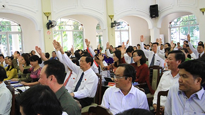 Các đại biểu HĐND TP Đà Nẵng biểu quyết đồng ý việc dừng thu phí bảo trì đường bộ đối với xe máy từ ngày 7/7. Ảnh: Nguyễn Đông/ VnExpress