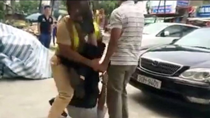 Người đàn ông tung chân đạp vào mặt cảnh sát. Ảnh cắt từ clip.