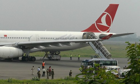 Giới chức Ấn Độ hôm qua vây quanh máy bay Turkish Airlines khi nó đỗ tại Sân bay Quốc tế Indira Gandhi. Ảnh: AFP.