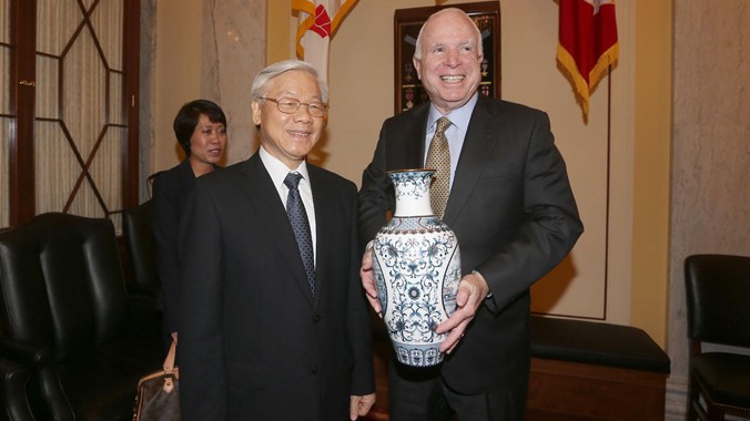 Tổng Bí thư Nguyễn Phú Trọng tặng quà lưu niệm cho Thượng Nghị sĩ Hoa Kỳ John McCain. Ảnh: TTXVN.