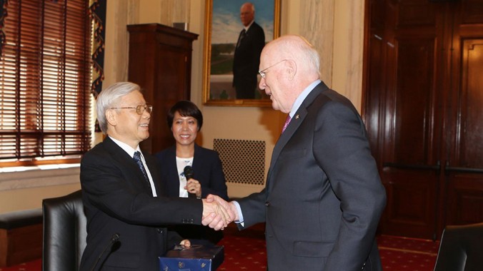 Nguyên Chủ tịch Thượng viện Mỹ Patrick Leahy đón Tổng Bí thư Nguyễn Phú Trọng. Ảnh: TTXVN.