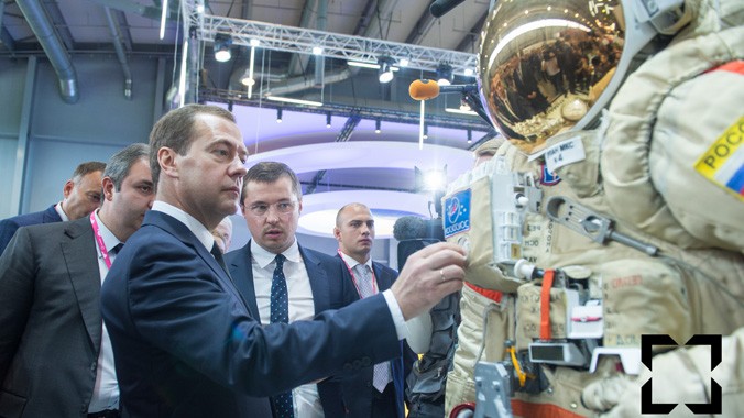 Thủ tướng Nga Dmitri Medvedev xem trang phục mới dành cho phi hành gia. Ảnh: Rostec.
