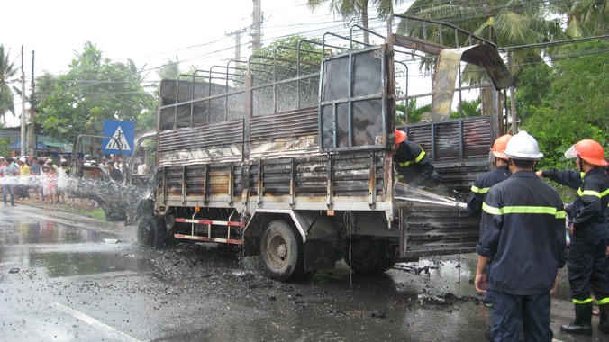 Xe tải và hàng hóa bị thiêu rụi hoàn toàn.