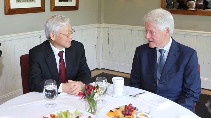 Tổng Bí thư Nguyễn Phú Trọng và cựu Tổng thống Mỹ Bill Clinton tại nhà riêng của ông Clinton ở New York. Ảnh: TTXVN.