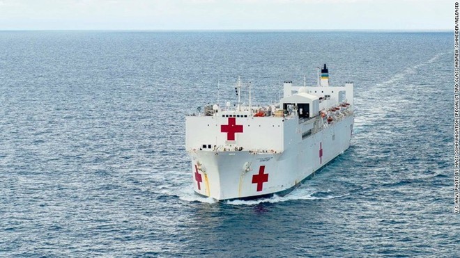 USNS Comfort có hơn 700 nhân viên y tế, 5.000 đơn vị máu và 12 phòng mổ. Quy mô của nó chỉ xếp sau tàu chị em USNS Mercy.