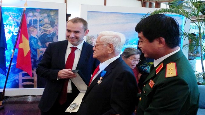 Đại sứ Pháp Jean-Noel Poirier trao huân chương Quốc công cho ông Võ Văn Sung - Đại sứ đầu tiên của Việt Nam tại Pháp. Ảnh : Việt Hùng.