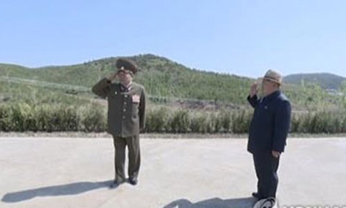 Ông Pak Yong-sik (trái) bên cạnh nhà lãnh đạo Triều Tiên Kim Jong-un. (Ảnh: Yonhap)