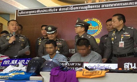 Hai tên cướp cùng tang vật của vụ cướp tại cuộc họp báo do cảnh sát tổ chức tại Bangkok ngày 11/7. Ảnh: Bangkok Post.