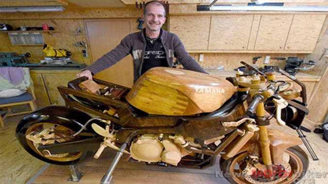 Andre Schlosser và phiên bản bằng gỗ của Yamaha FZR600.