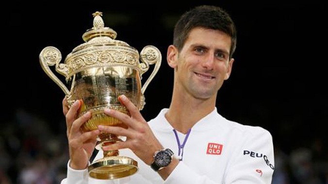 Djokovic và chiếc cúp Wimbledon thứ 3 trong sự nghiệp. Ảnh: Guardian.