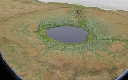 Năm 2014, cư dân bán đảo Yamal, Siberia đã phát hiện thấy ở trong khu vực xuất hiện nhiều hố khổng lồ kì quái với kích thước khổng lồ. 
