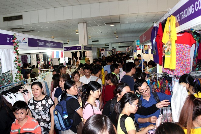 Hàng nghìn người chen chân trong hội chợ để tìm mua hàng Thái. Ảnh: Zen Nguyễn/Zing