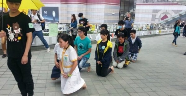 Vì đến lớp trễ để chuẩn bị cho một chuyến đi thực địa, một giáo viên ở Tokyo đã bắt học sinh quỳ suốt 20 phút để kỷ luật. Ảnh: Tokyo Today.