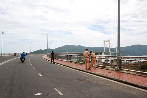 Sáng 14/7, công an tiếp tục đo đạc lại hiện trường vụ tai nạn trên cầu Thuận Phước. Ảnh: Nguyễn Đông/VnExpress