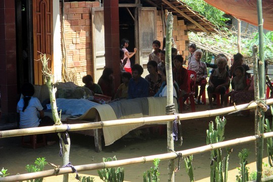Hàng xóm đến chia buồn cùng gia đình cháu Hồ Thị Thu Huyền.