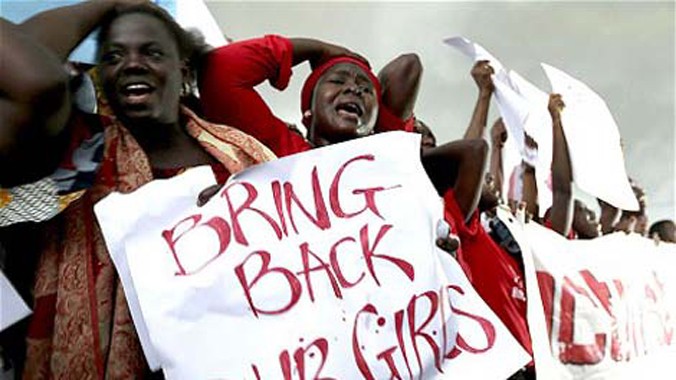 Thân nhân các nữ sinh bị Boko Haram bắt cóc biểu tình yêu cầu chính phủ Nigeria tìm kiếm và giải cứu con của họ. Ảnh: Telegraph.