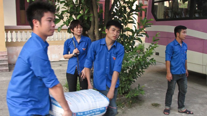 ĐVTN tình nguyện chuẩn bị vật dụng, lương thực thực phẩm lên tình nguyện tại Mường Lát. Ảnh: Hoàng Lam.