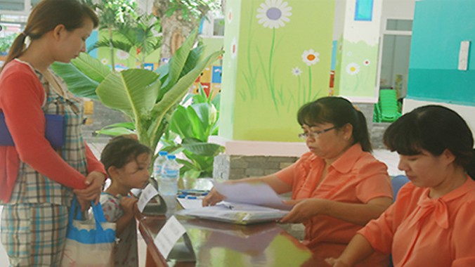 Phụ huynh xin học cho con tại trường mầm non 13. Ảnh: Nguyễn Duy/VnExpress
