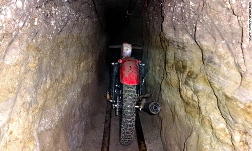 Trong đường hầm nối từ nhà tù đến nhà ngôi nhà đang xây dở, có một chiếc motor cải tiến được cho là dùng để chở đất đá trong quá trình đào hầm. Ảnh: CNN.
