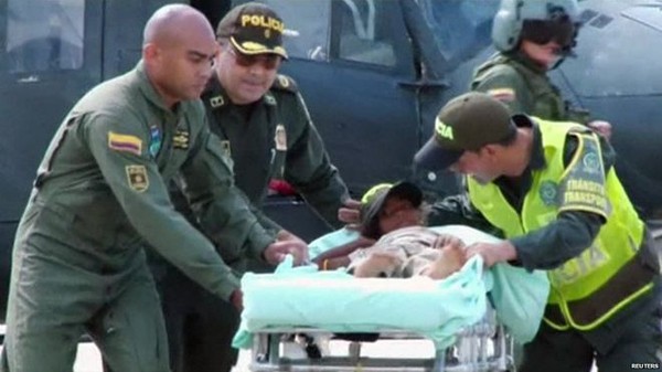 Bé Jessica Patricia Arias được đẩy trên xe cứu thương sau khi được tìm thấy. Ảnh: Reuters.
