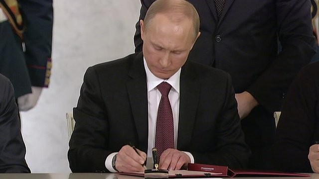 Ông Putin đã ký sắc lệnh xóa bỏ bộ Crimea.