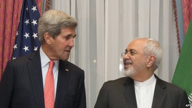 Ngoại trưởng Mỹ John Kerry (trái) và người đồng cấp Iran Javad Zarif. Ảnh: AFP.
